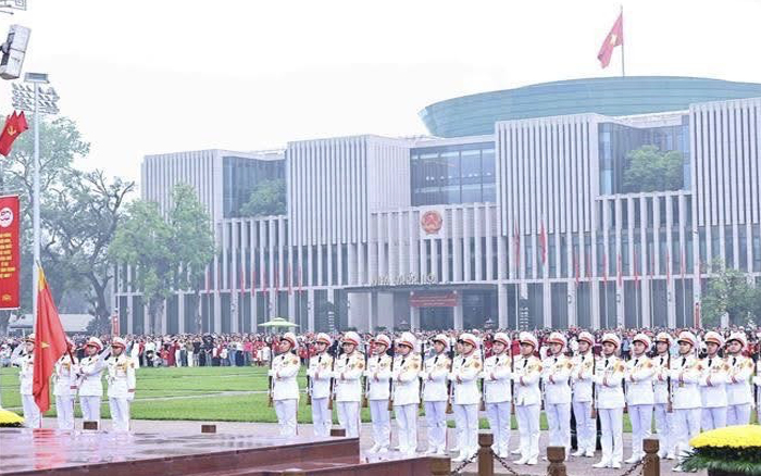 ผู้ได้รับรางวัลโนเบลสาขาสันติภาพมาถึงเวียดนามในวันรวมชาติ
