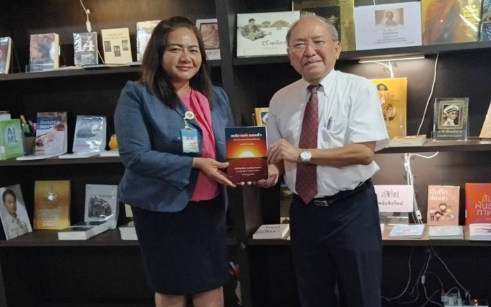 มอบหนังสือ 