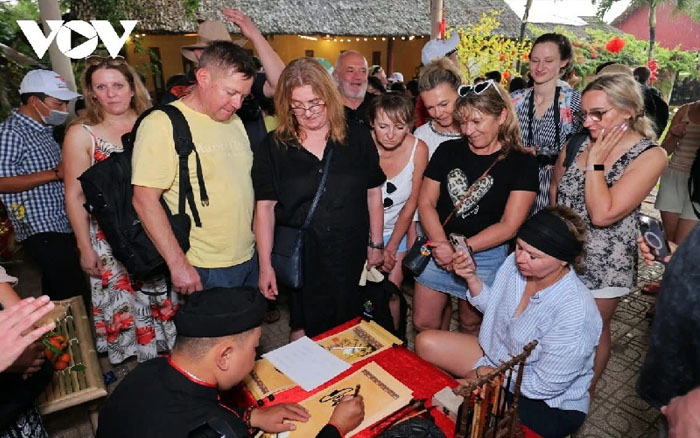 ชาวต่างชาติดําดิ่งสู่ประเพณี Tet ของเวียดนาม โอบกอดรสชาติแห่งเทศกาล พิธีกรรมของครอบครัว