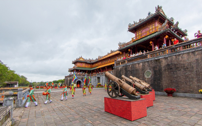 เมืองหลวงโบราณต้อนรับ Tet ด้วยการยิงปืนใหญ่ พิธีทหารรักษาพระองค์