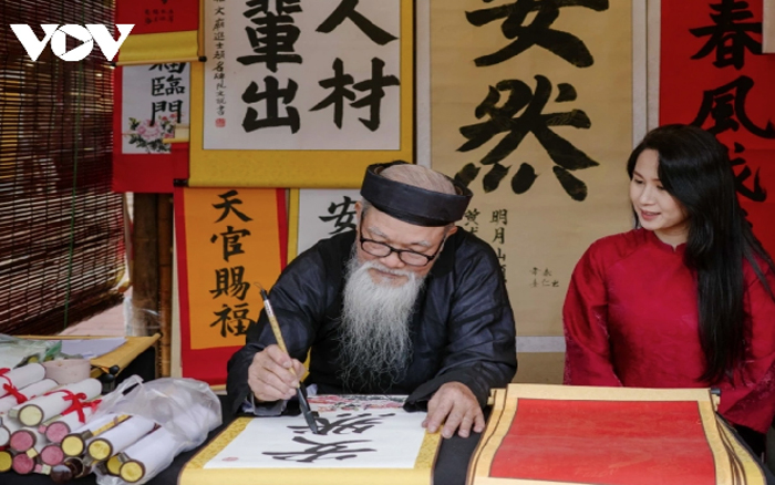 ค้นหาการประดิษฐ์ตัวอักษรในวันตรุษจีน: แรงบันดาลใจในฤดูใบไม้ผลิ