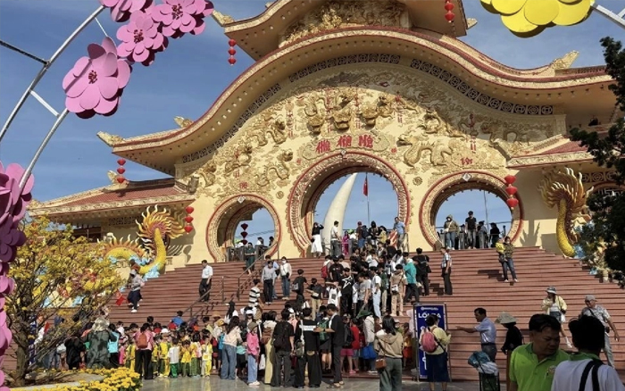 สถานบันเทิงที่สําคัญในโฮจิมินห์ซิตี้เต็มไปด้วยครอบครัวและนักท่องเที่ยวที่เพลิดเพลินกับบรรยากาศรื่นเริงในวันที่ 21 กุมภาพันธ์ ซึ่งเป็นวันที่ห้าของเทศกาลตรุษจีน (Tet) โดยจุดหมายปลายทางบางแห่งรายงานว่าจํานวนผู้เข้าชมเพิ่มขึ้นอย่างมากเมื่อเทียบกับปีที่แล้ว