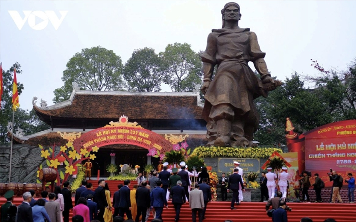 ผู้คนหลายพันคนเข้าร่วมงานเทศกาล Dong Da Hill เพื่อรําลึกถึงจักรพรรดิ Quang Trung