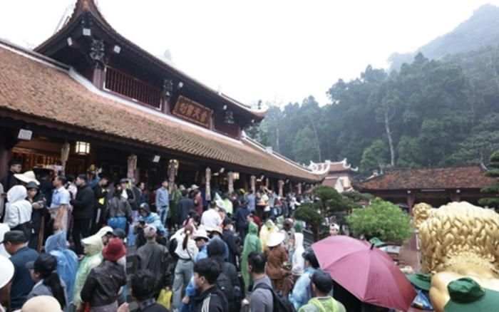 ยอดเขาผู้แสวงบุญเมื่อเทศกาลเจดีย์ฮวงพุ่งสูงขึ้น