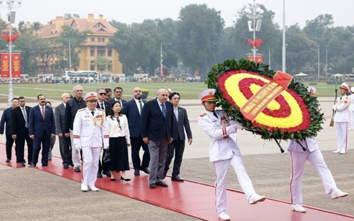 ประธานสภาผู้แทนราษฎรชาวจอร์แดนแสดงความเคารพต่อประธานาธิบดีโฮจิมินห์ และเยี่ยมชมป้อมปราการทังลองอิมพีเรียล