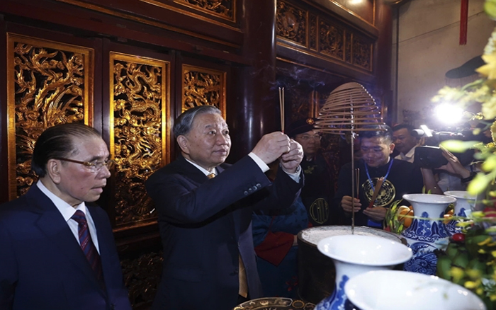 ผู้นําระดับสูงถวายเครื่องหอมเพื่อรําลึกถึงกษัตริย์ฮุงในฟูโธ