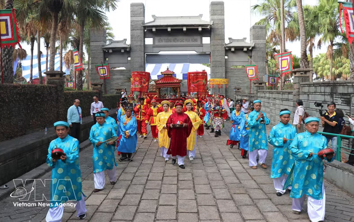 ชาวเวียดนามทั่วประเทศแสดงความเคารพต่อบรรพบุรุษในวันรําลึกถึงกษัตริย์ฮุง