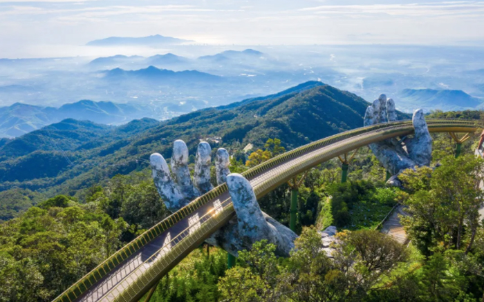 นิตยสารอเมริกันจัดอันดับสะพานทองคําของดานังให้เป็นหนึ่งในสะพานที่โดดเด่นที่สุดในเอเชีย