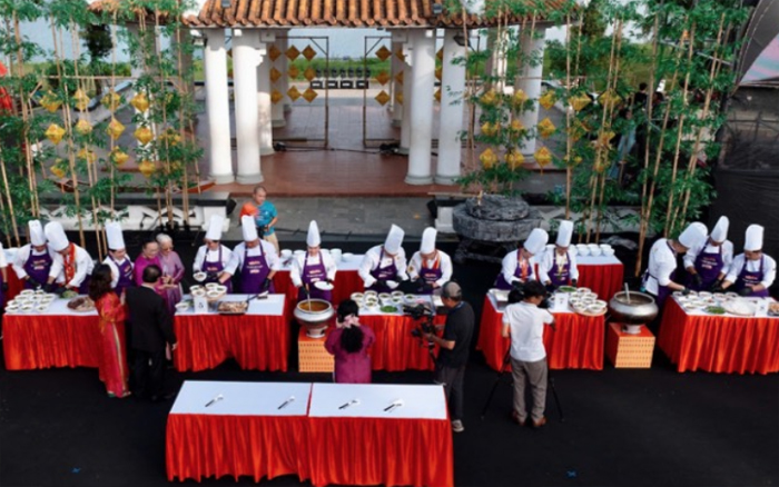 การเสิร์ฟ Bún bò Huế 300 ชามพร้อม ๆ กันสร้างสถิติสูงสุดในเวียดนาม