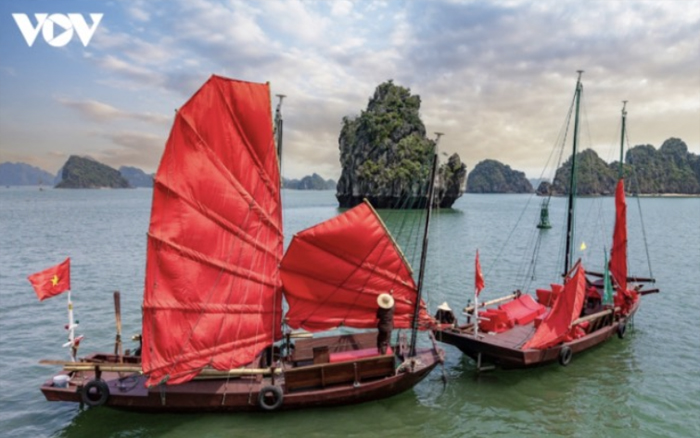 อ่าวฮาลองเปิดตัวทัวร์ชมพระอาทิตย์ขึ้นบนเรือใบสามแผง