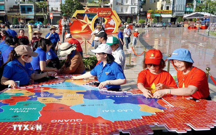 Quang Ngai: ธงชาติ 8,100 รูปเป็นรูปทรงของเวียดนาม