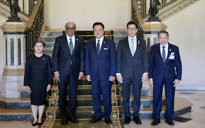ผู้ช่วยรัฐมนตรีประจำกระทรวงการต่างประเทศเข้าร่วมงานเลี้ยงน้ำชา ซึ่งนายกรัฐมนตรีเป็นเจ้าภาพ เพื่อเป็นเกียรติแก่ประธานาธิบดีแห่งสาธารณรัฐสิงคโปร์