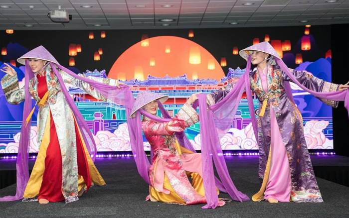 โรดโชว์แสดงมรดกทางวัฒนธรรมของเวียดนาม ส่งเสริมความสัมพันธ์ด้านการท่องเที่ยวกับยุโรป